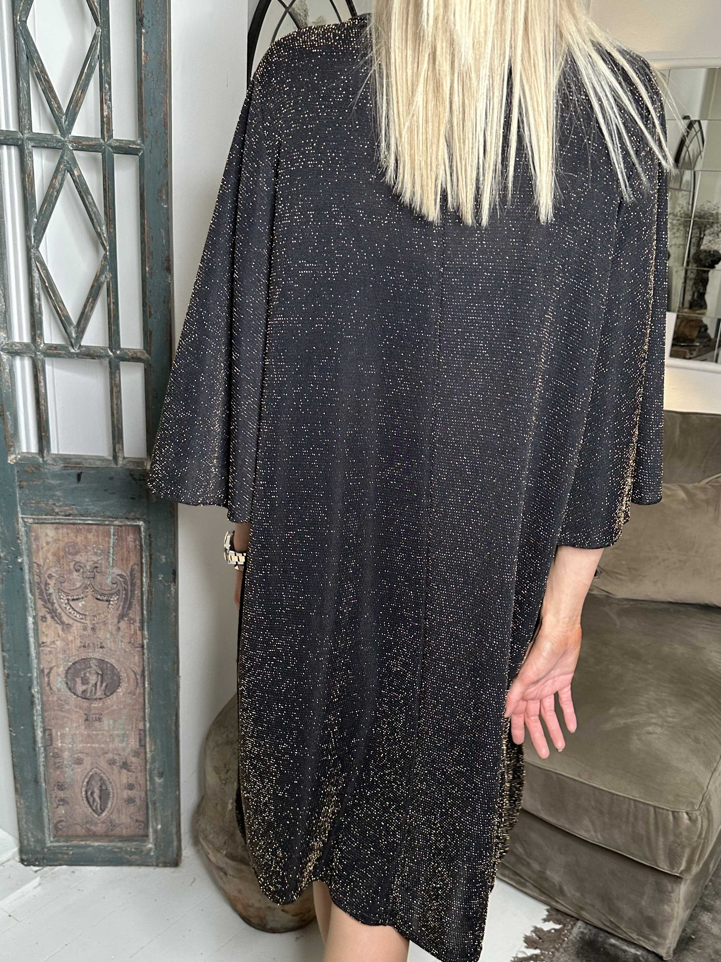 Noemi Glitter - Lös klänning med vida ärmar och glittertrådar